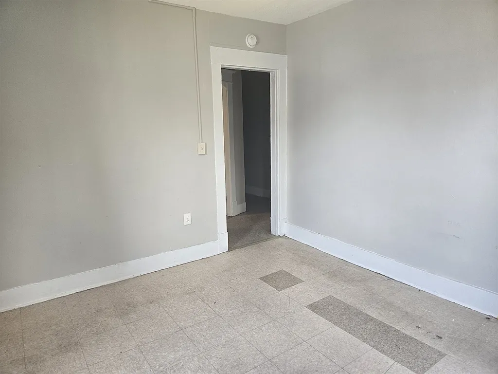 3 bed, 1.0 bath, 1200 sqft, $2,000 — Photo 2