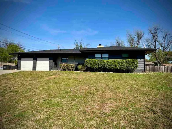 1809 Monument Rd, Ponca City, OK 74604