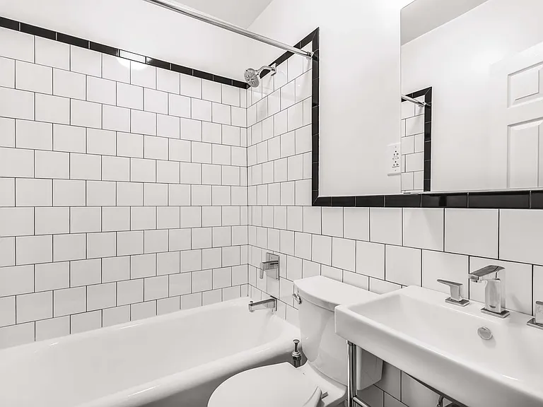 208 W 23rd St #912 — Photo 7