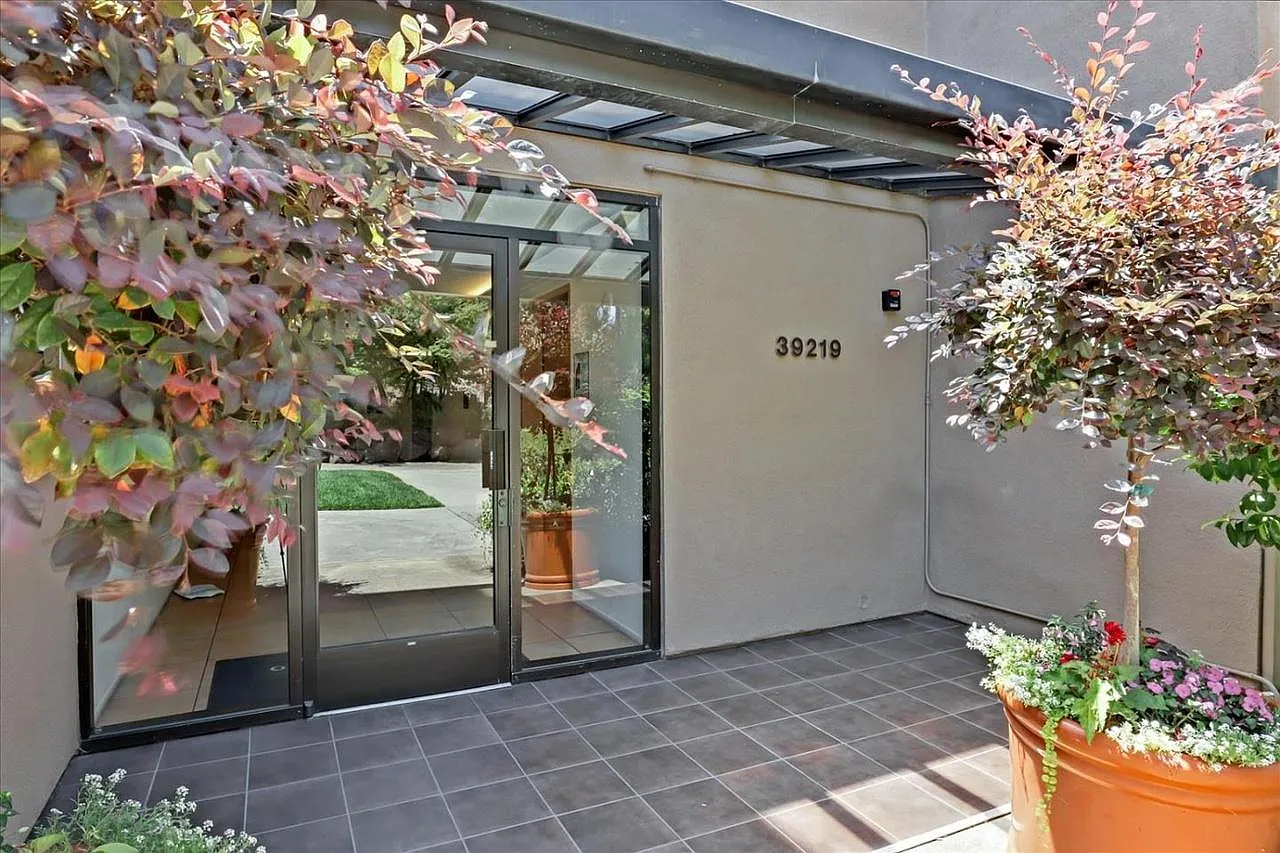 39219 Guardino Dr — Photo 2