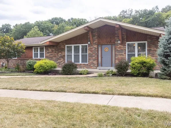 4762 Longspur Dr, Saint Louis, MO 63128