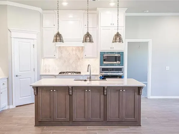 1405 NE 35th St, Moore, OK 73160