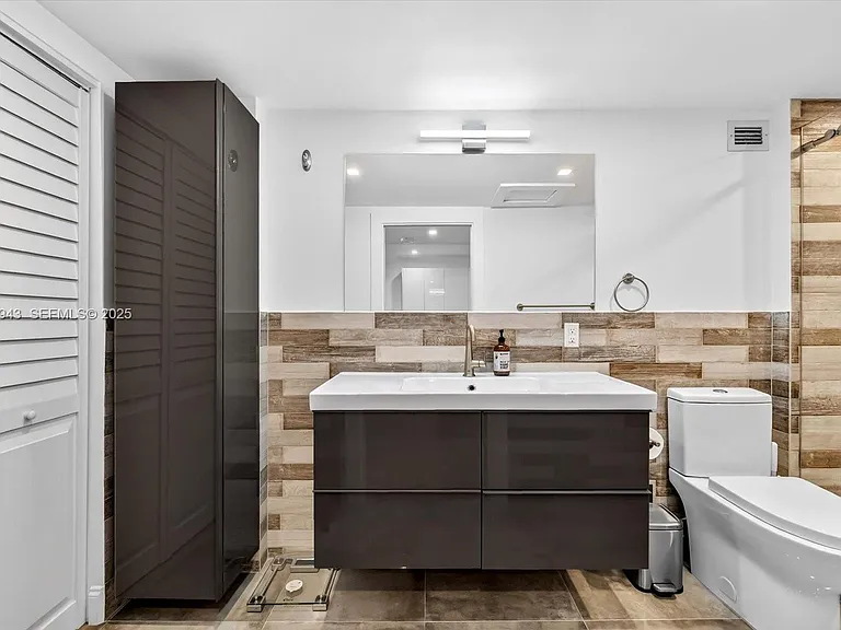 2301 Collins Ave #714 — Photo 13