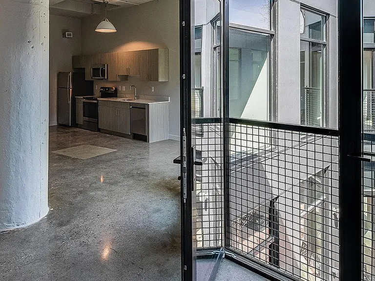 40 Hague Apartments — Photo 6