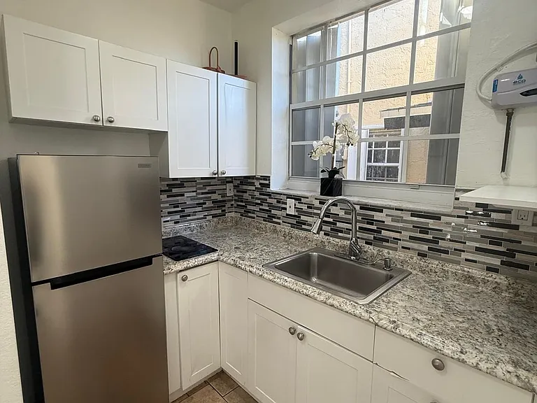 242 SW 15th Ave #A — Photo 9