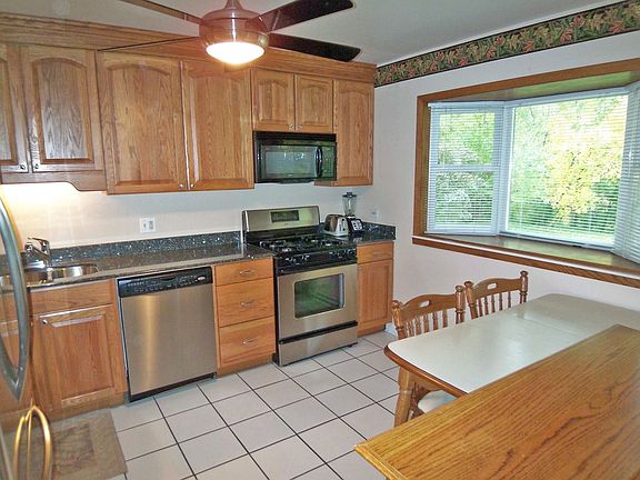 Newer kitchen w/bay window
