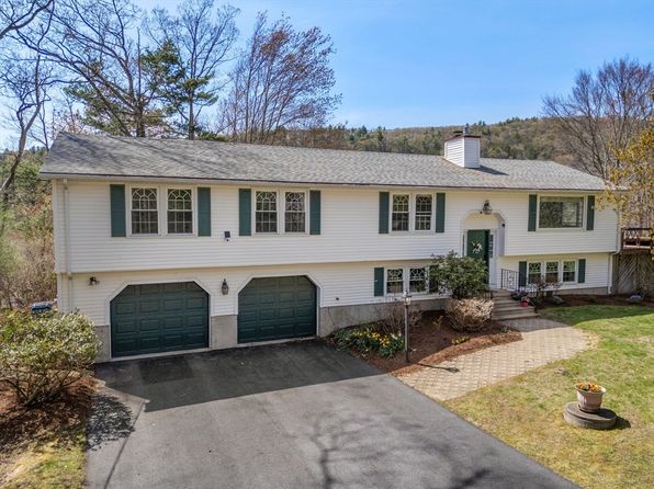28 Woodlawn Dr, Sturbridge, MA 01566