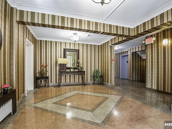 3rd image of 2350 Linwood Ave APT 4E