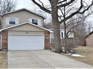 1055 W Park Place Dr, Bartlett, IL 60103