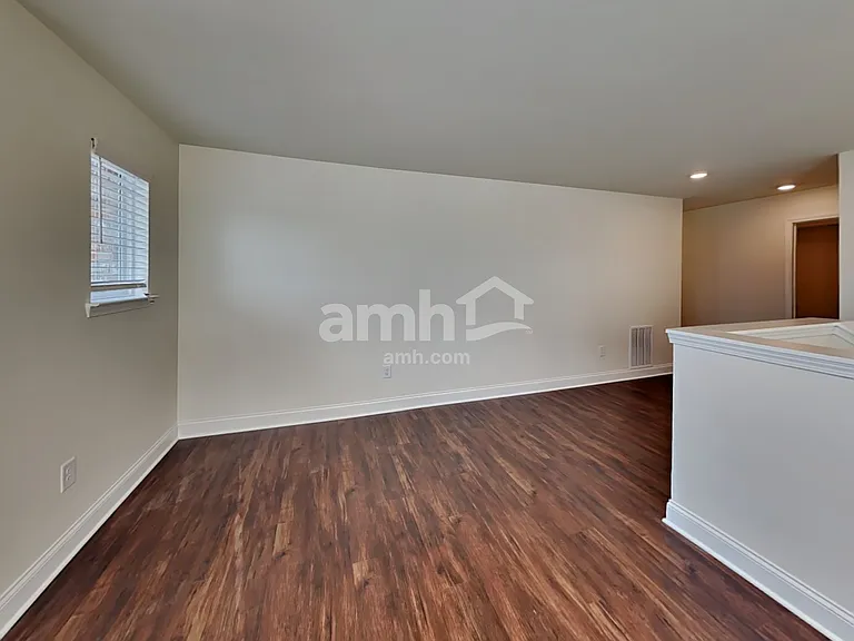 719 Carnaby Ln — Photo 9