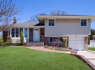 36 Lark Dr, Woodbury, NY