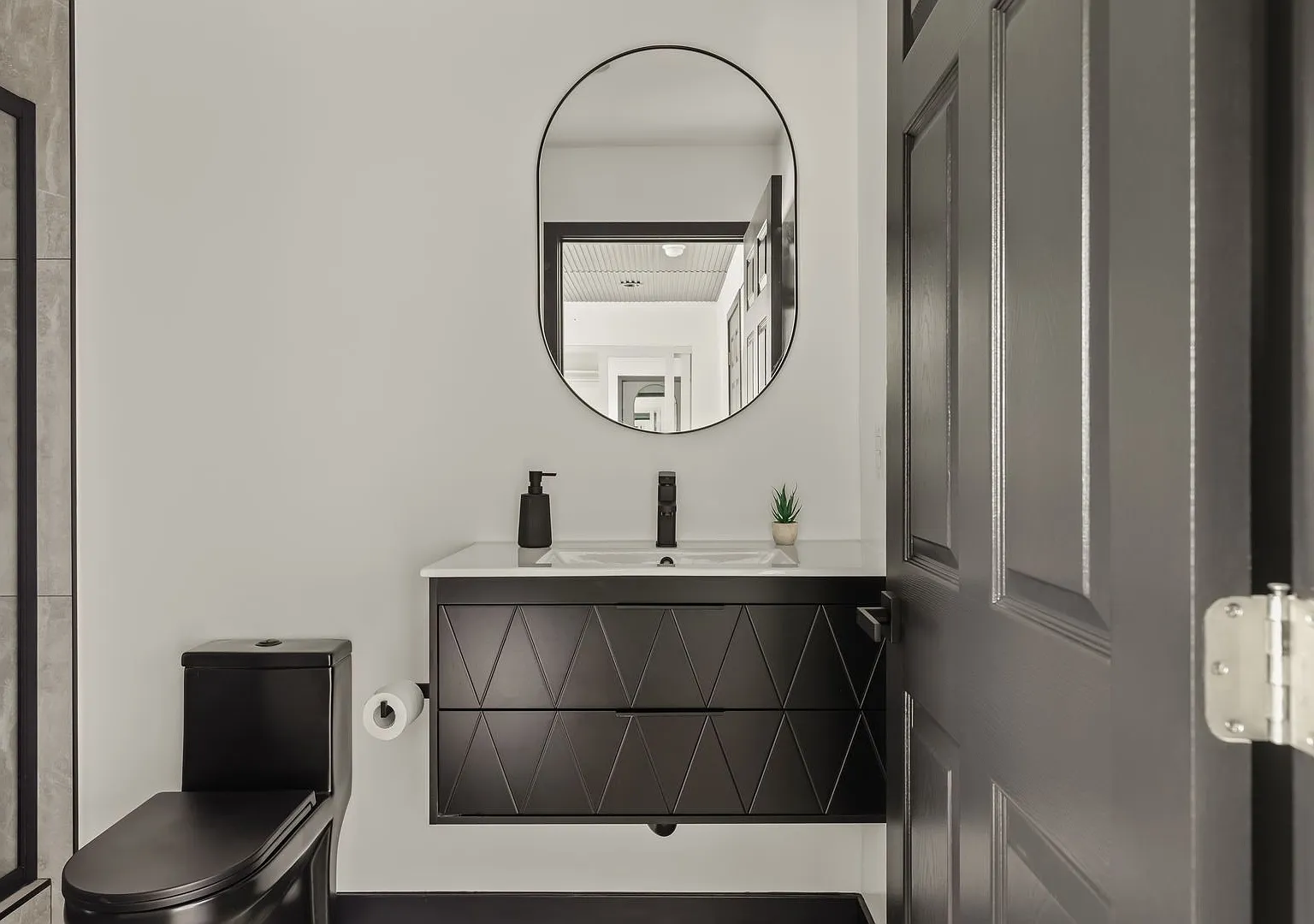 A 5 bedroom, 4 bathroom Fully Furnished Apartment at 1517 1/2 Selby Ave. — Photo 4