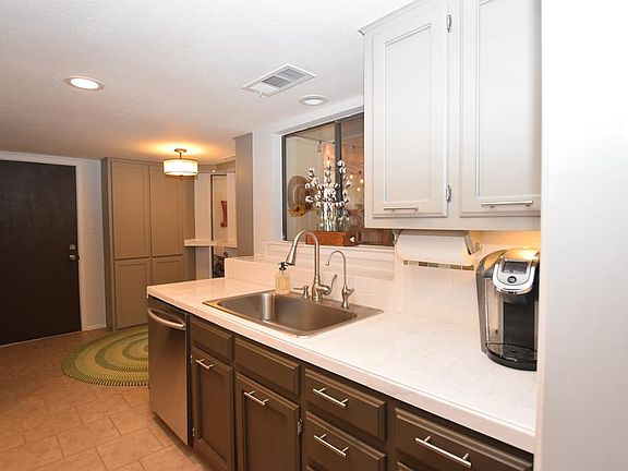 5th image of 3211 Elma Dr