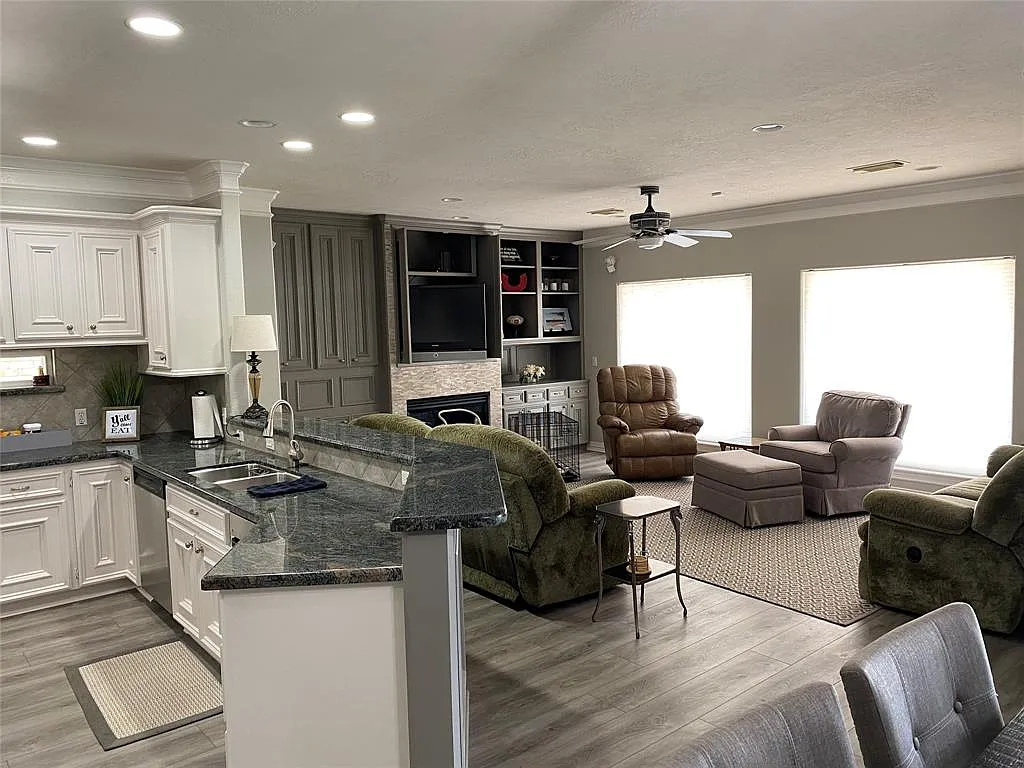 4 bed, 3400 sqft, $3,700 — Photo 3
