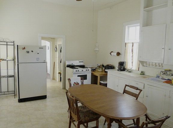 3rd image of 839 N Tennessee Ave