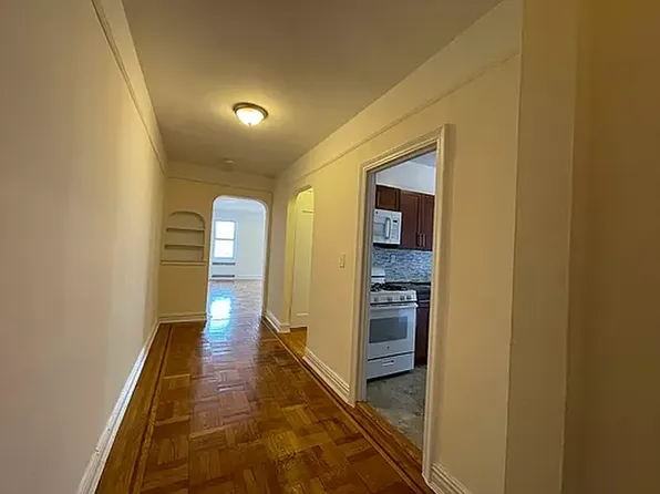 2166 Bronx Park East 1 image 2 of 8
