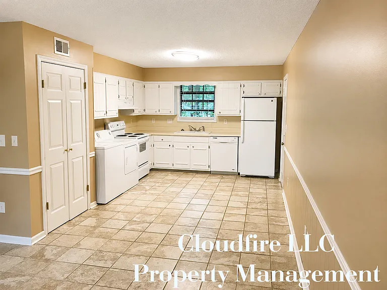 220 James Cir #220 — Photo 2