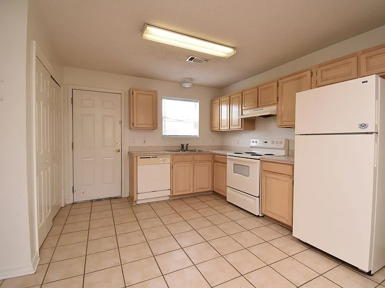 207 N Homer St — Photo 4