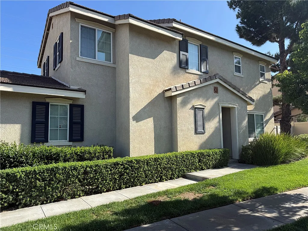 3 bed, 2.5 bath, 1377 sqft, $2,550 — Photo 3