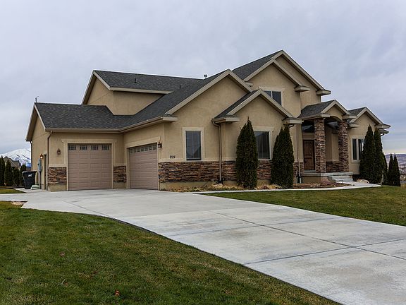 3rd image of 221 E Green Ct