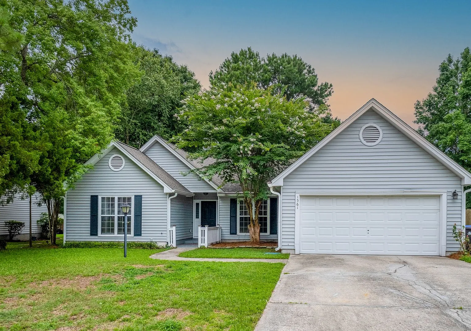 Gorgeous one story 4 Bedroom home in Mount Pleasant — Photo 1