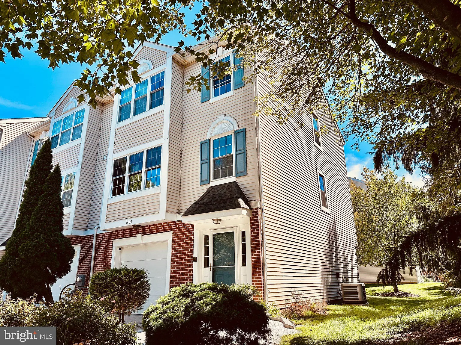 3 bed, 2.5 bath, 1936 sqft, $3,150 — Photo 3