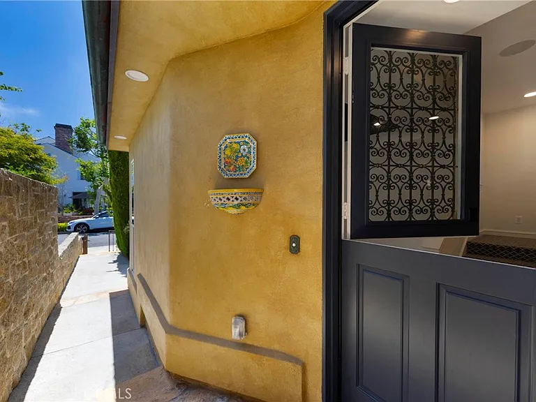 515 Begonia Ave #B — Photo 3