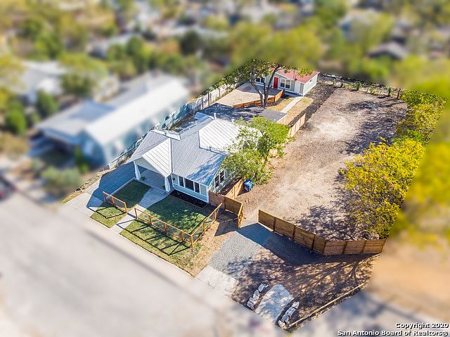 1st image of 930 W Lullwood Ave