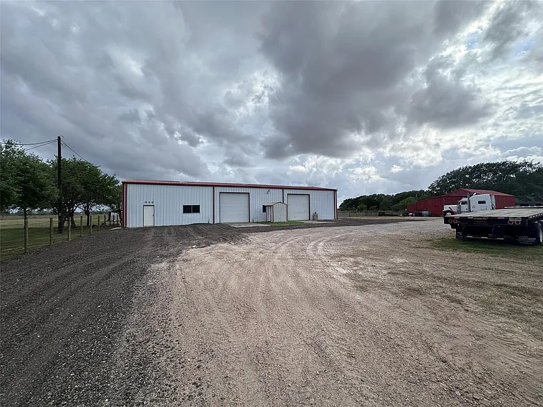 1204 County Road 408 — Photo 2