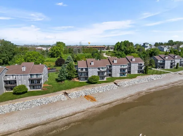 130 Summit Beach Dr #D, Algoma, WI 54201