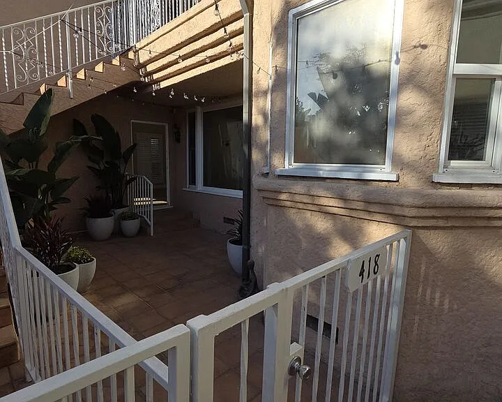 418 S Roxbury Dr — Photo 2