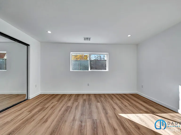 11845 Hamlin St — Photo 15