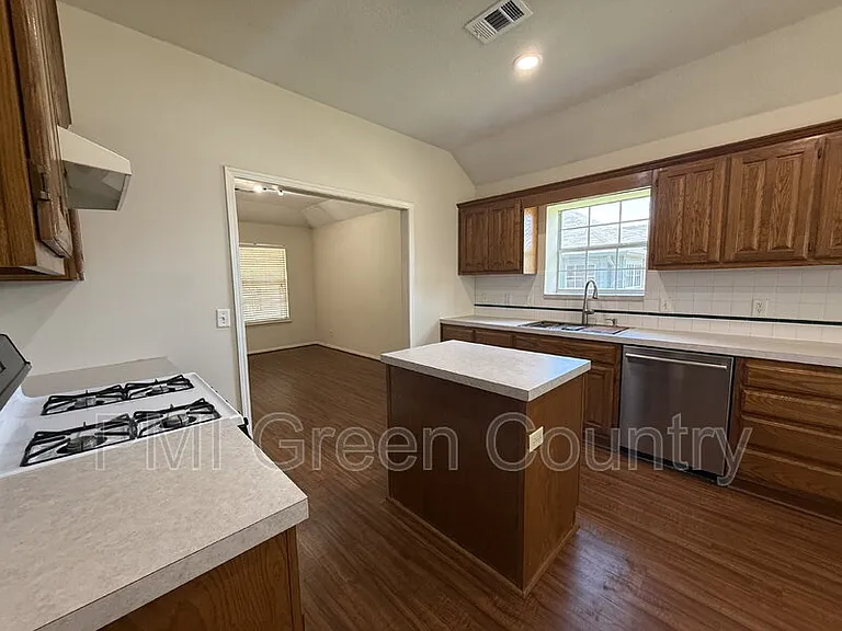 1800 W Jefferson St — Photo 4