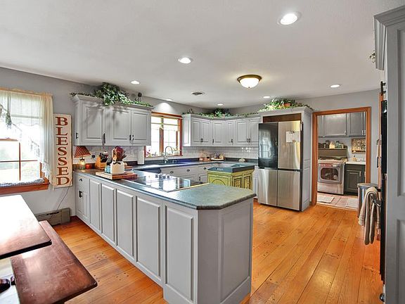 3rd image of 12 Hillcrest Cir