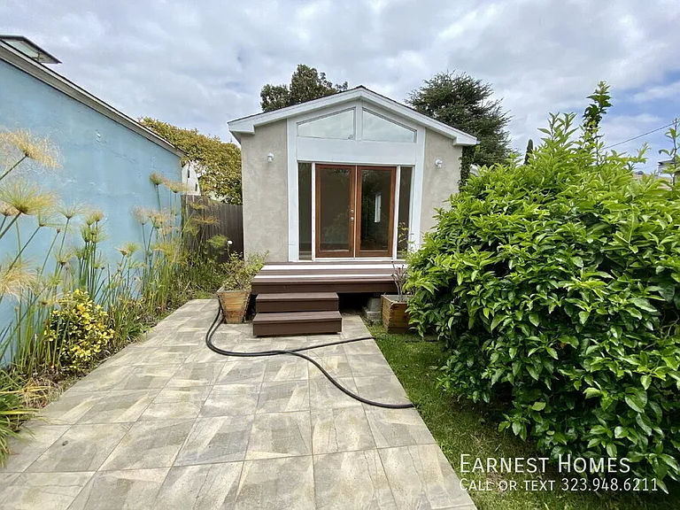 2577 S Bundy Dr — Photo 24