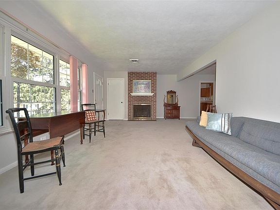 5th image of 17 Pinewood Dr