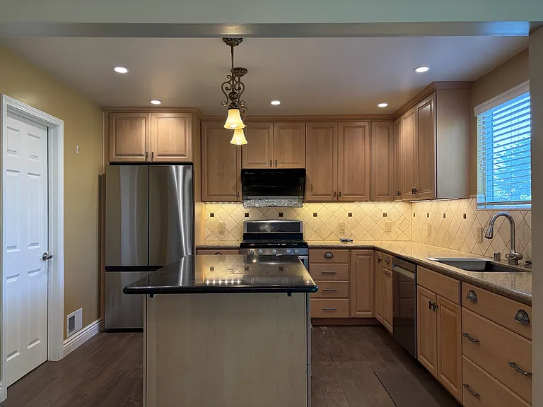 748 Serra Dr — Photo 11