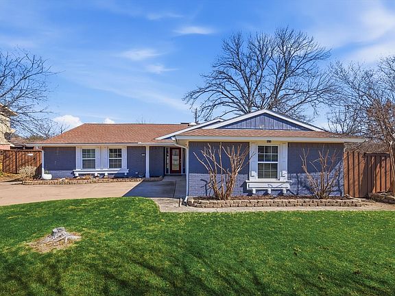 2nd image of 15741 Mapleview Cir