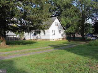 9060 New Falls Rd, Levittown, PA 19054