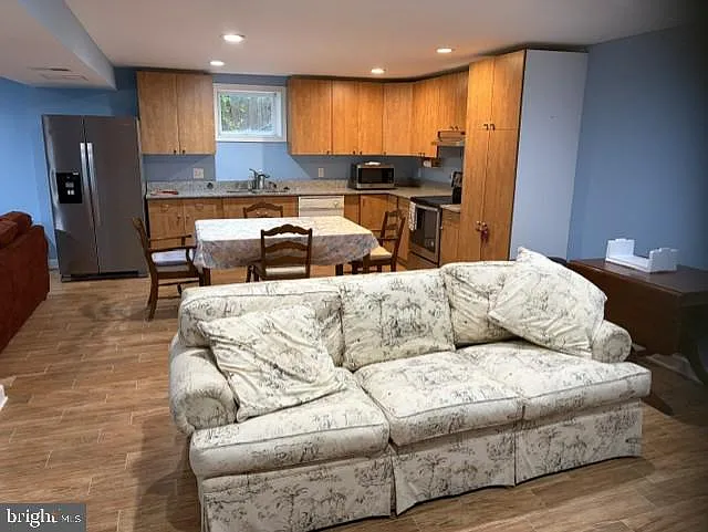 2 bed, 1.0 bath, 3390 sqft, $2,500 — Photo 3