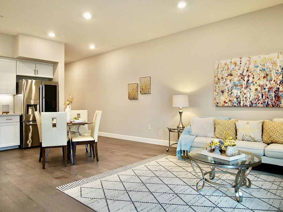 1st image of 338 Llano De Los Robles Ave #3