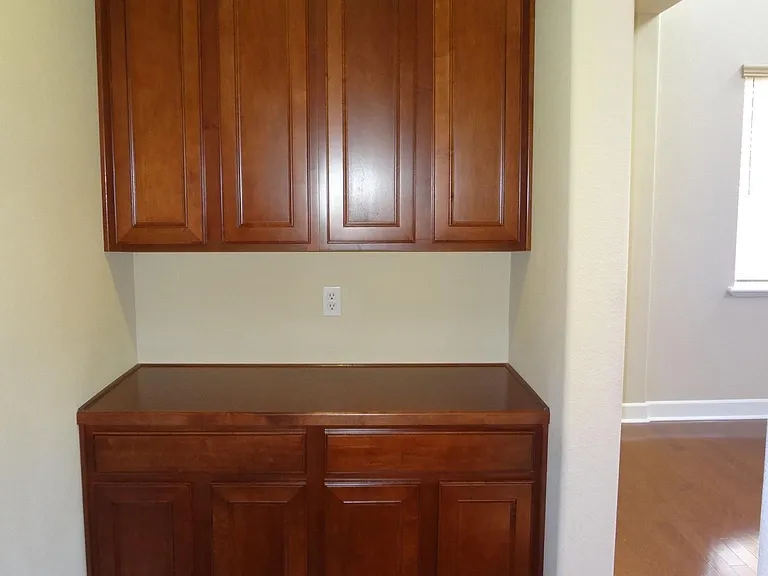 1123 Montague Ln — Photo 9