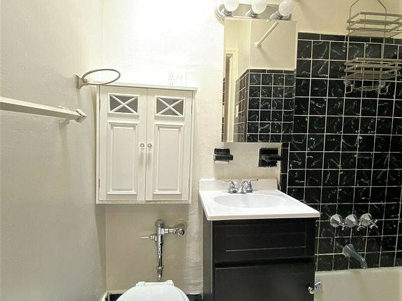 5th image of 221 W 22nd St APT C1