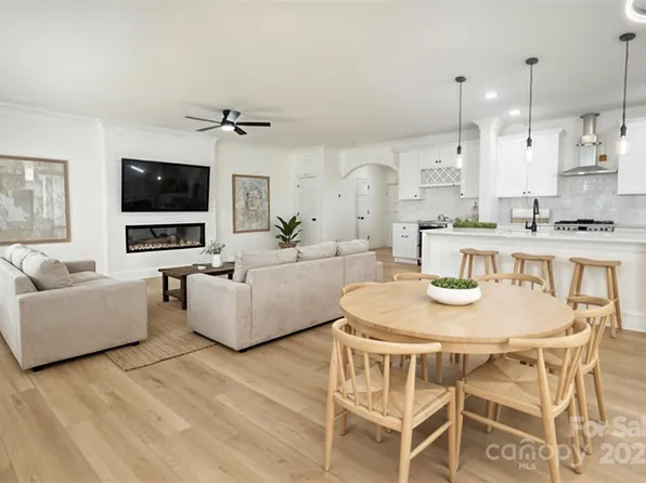 8315 Adrian Ct, Charlotte, NC 28270