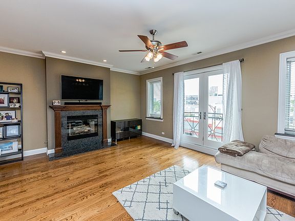4th image of 825 N Milwaukee Ave APT 3R