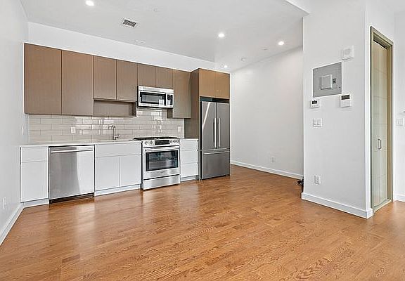 3rd image of 27-17 42nd Rd Penthouse 2H