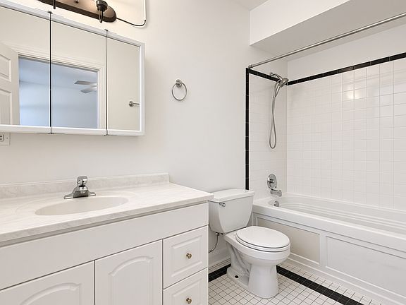 4th image of 3709 N Sheffield Ave #G