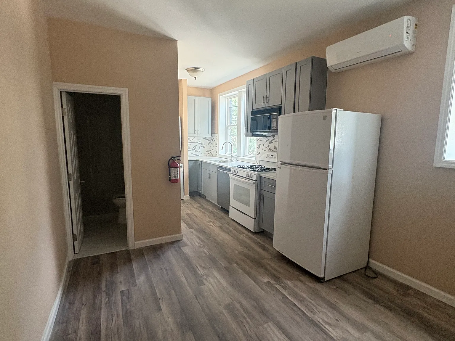 3 bed, 800 sqft, $1,950 — Photo 3