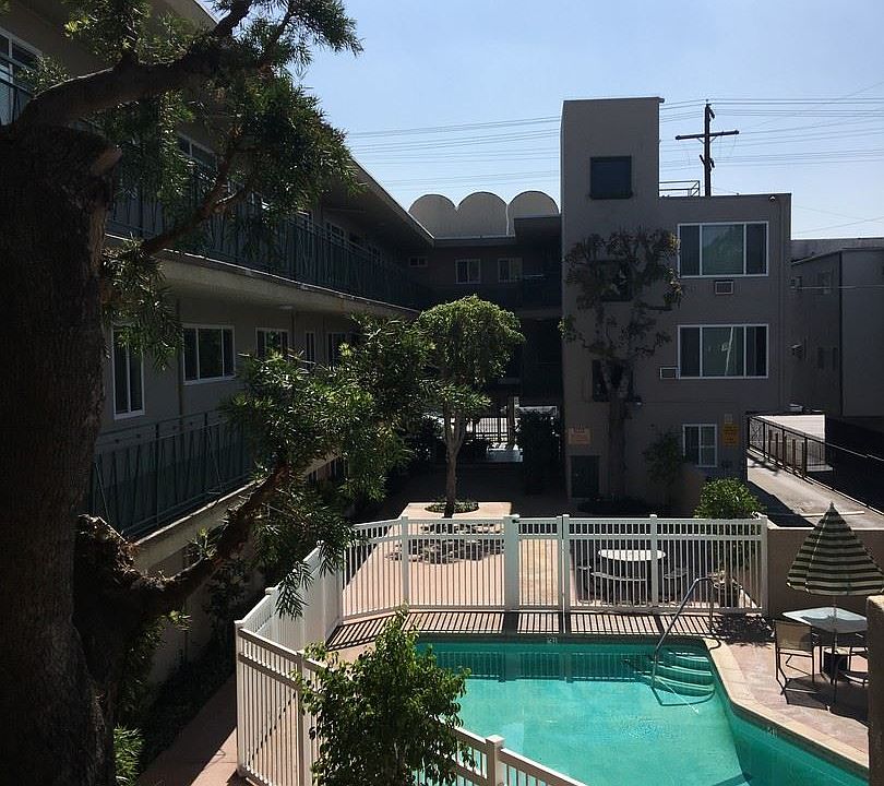 1st image of 13947 Oxnard St APT 309