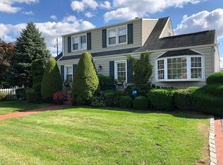 2 N Crescent Dr, Farmingdale, NY 11735